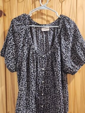 Universal Thread Black and White Floral Button-Front Blouse